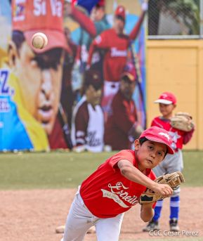Ṕequeños deportistas rinden homenaje al Comandante Hugo Chávez