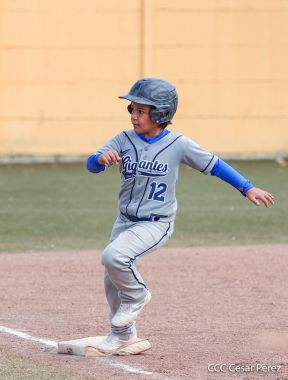 Ṕequeños deportistas rinden homenaje al Comandante Hugo Chávez