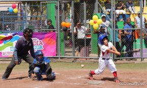 Ṕequeños deportistas rinden homenaje al Comandante Hugo Chávez