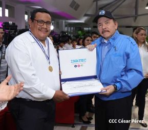 ¡Puño en Alto! ¡Libro Abierto!: 43 aniversario de la Gran Cruzada Nacional de Alfabetización