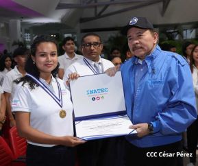 ¡Puño en Alto! ¡Libro Abierto!: 43 aniversario de la Gran Cruzada Nacional de Alfabetización