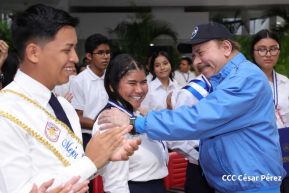 ¡Puño en Alto! ¡Libro Abierto!: 43 aniversario de la Gran Cruzada Nacional de Alfabetización