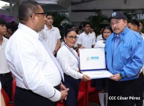 ¡Puño en Alto! ¡Libro Abierto!: 43 aniversario de la Gran Cruzada Nacional de Alfabetización