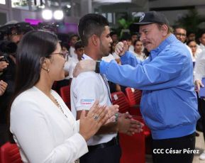 ¡Puño en Alto! ¡Libro Abierto!: 43 aniversario de la Gran Cruzada Nacional de Alfabetización