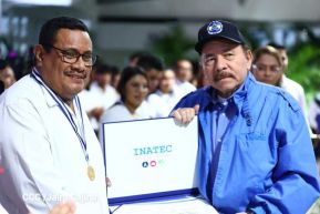 ¡Puño en Alto! ¡Libro Abierto!: 43 aniversario de la Gran Cruzada Nacional de Alfabetización