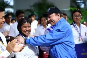 ¡Puño en Alto! ¡Libro Abierto!: 43 aniversario de la Gran Cruzada Nacional de Alfabetización