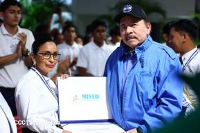 ¡Puño en Alto! ¡Libro Abierto!: 43 aniversario de la Gran Cruzada Nacional de Alfabetización