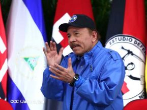 ¡Puño en Alto! ¡Libro Abierto!: 43 aniversario de la Gran Cruzada Nacional de Alfabetización