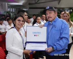 ¡Puño en Alto! ¡Libro Abierto!: 43 aniversario de la Gran Cruzada Nacional de Alfabetización