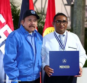 ¡Puño en Alto! ¡Libro Abierto!: 43 aniversario de la Gran Cruzada Nacional de Alfabetización