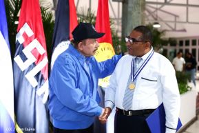 ¡Puño en Alto! ¡Libro Abierto!: 43 aniversario de la Gran Cruzada Nacional de Alfabetización