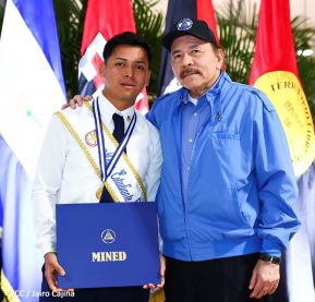 ¡Puño en Alto! ¡Libro Abierto!: 43 aniversario de la Gran Cruzada Nacional de Alfabetización