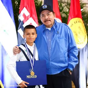 ¡Puño en Alto! ¡Libro Abierto!: 43 aniversario de la Gran Cruzada Nacional de Alfabetización