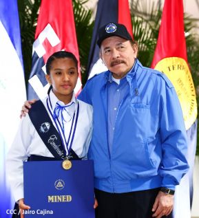 ¡Puño en Alto! ¡Libro Abierto!: 43 aniversario de la Gran Cruzada Nacional de Alfabetización