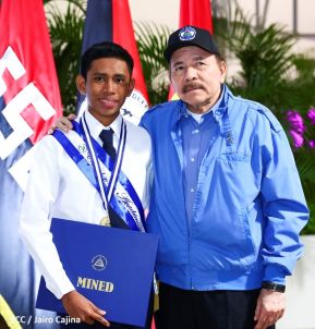 ¡Puño en Alto! ¡Libro Abierto!: 43 aniversario de la Gran Cruzada Nacional de Alfabetización