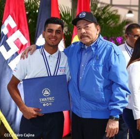 ¡Puño en Alto! ¡Libro Abierto!: 43 aniversario de la Gran Cruzada Nacional de Alfabetización