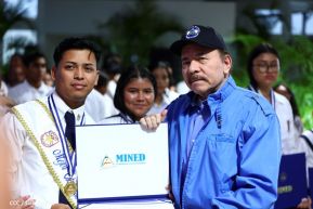¡Puño en Alto! ¡Libro Abierto!: 43 aniversario de la Gran Cruzada Nacional de Alfabetización