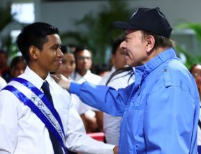 ¡Puño en Alto! ¡Libro Abierto!: 43 aniversario de la Gran Cruzada Nacional de Alfabetización