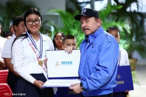 ¡Puño en Alto! ¡Libro Abierto!: 43 aniversario de la Gran Cruzada Nacional de Alfabetización