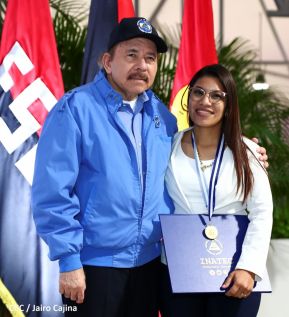 ¡Puño en Alto! ¡Libro Abierto!: 43 aniversario de la Gran Cruzada Nacional de Alfabetización