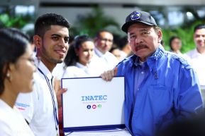¡Puño en Alto! ¡Libro Abierto!: 43 aniversario de la Gran Cruzada Nacional de Alfabetización