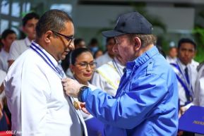 ¡Puño en Alto! ¡Libro Abierto!: 43 aniversario de la Gran Cruzada Nacional de Alfabetización