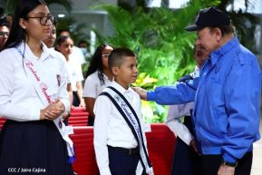 ¡Puño en Alto! ¡Libro Abierto!: 43 aniversario de la Gran Cruzada Nacional de Alfabetización