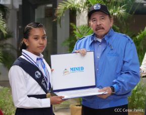 ¡Puño en Alto! ¡Libro Abierto!: 43 aniversario de la Gran Cruzada Nacional de Alfabetización