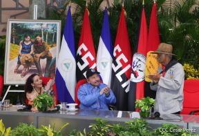 ¡Puño en Alto! ¡Libro Abierto!: 43 aniversario de la Gran Cruzada Nacional de Alfabetización