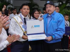 ¡Puño en Alto! ¡Libro Abierto!: 43 aniversario de la Gran Cruzada Nacional de Alfabetización