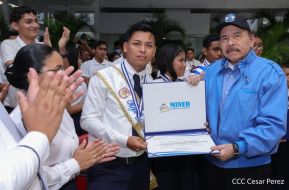 ¡Puño en Alto! ¡Libro Abierto!: 43 aniversario de la Gran Cruzada Nacional de Alfabetización