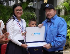 ¡Puño en Alto! ¡Libro Abierto!: 43 aniversario de la Gran Cruzada Nacional de Alfabetización