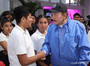 ¡Puño en Alto! ¡Libro Abierto!: 43 aniversario de la Gran Cruzada Nacional de Alfabetización