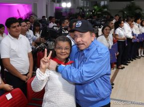 ¡Puño en Alto! ¡Libro Abierto!: 43 aniversario de la Gran Cruzada Nacional de Alfabetización