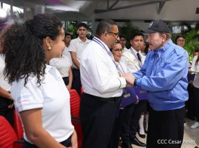 ¡Puño en Alto! ¡Libro Abierto!: 43 aniversario de la Gran Cruzada Nacional de Alfabetización