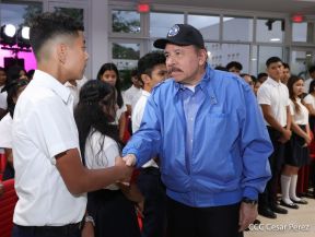 ¡Puño en Alto! ¡Libro Abierto!: 43 aniversario de la Gran Cruzada Nacional de Alfabetización