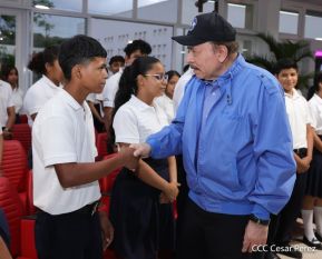 ¡Puño en Alto! ¡Libro Abierto!: 43 aniversario de la Gran Cruzada Nacional de Alfabetización
