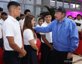 ¡Puño en Alto! ¡Libro Abierto!: 43 aniversario de la Gran Cruzada Nacional de Alfabetización