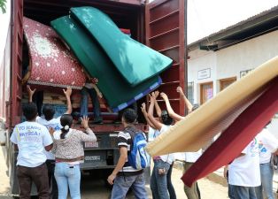 Afectados por sismos en Mateare reciben materiales para la construcción de viviendas