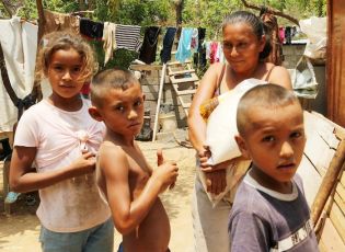 Afectados por sismos en Mateare reciben materiales para la construcción de viviendas