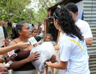 Afectados por sismos en Mateare reciben materiales para la construcción de viviendas