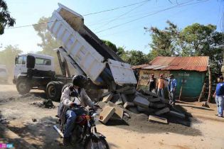 Afectados por sismos en Mateare reciben materiales para la construcción de viviendas