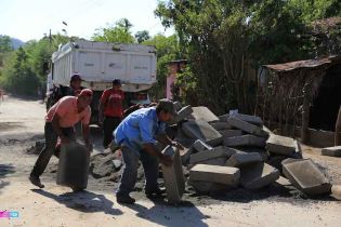 Afectados por sismos en Mateare reciben materiales para la construcción de viviendas
