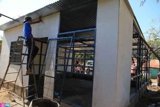 Afectados por sismos en Mateare reciben materiales para la construcción de viviendas