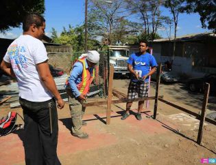 Afectados por sismos en Mateare reciben materiales para la construcción de viviendas