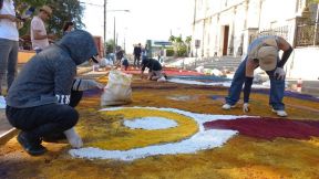 Alfombras Pasionarias: Arte que brota de las manos de un Pueblo de Fé, un Pueblo Cristiano