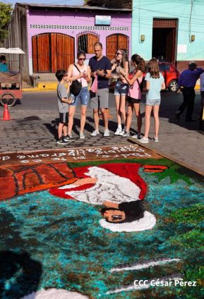 Alfombras Pasionarias: Arte que brota de las manos de un Pueblo de Fé, un Pueblo Cristiano