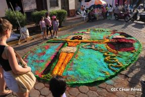 Alfombras Pasionarias: Arte que brota de las manos de un Pueblo de Fé, un Pueblo Cristiano