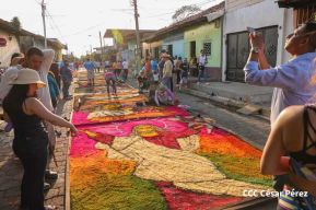 Alfombras Pasionarias: Arte que brota de las manos de un Pueblo de Fé, un Pueblo Cristiano