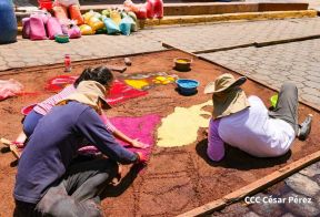 Alfombras Pasionarias: Arte que brota de las manos de un Pueblo de Fé, un Pueblo Cristiano